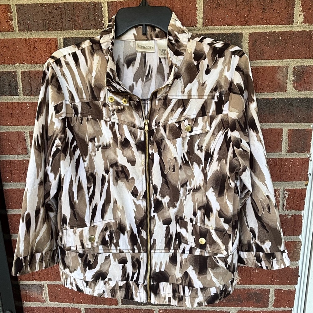 Chico’s Zenergy Animal Print Zip up Jacket size 1 8 M Office Siren Mob Wife